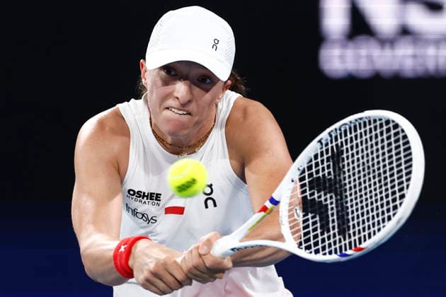 TENNIS UNITED CUP SYDNEY, Iga Swiatek of team Poland plays a backhand in her Group F singles match against Eva Lys of Team Germany during day four of the 2026 United Cup at Ken Rosewall Arena in Sydney, Monday, January 5, 2026. ( NO ARCHIVING, EDITORIAL USE ONLY SYDNEY NEW SOUTH WALES AUSTRALIA  Copyright: xMARKxEVANSx 20260105136682151800