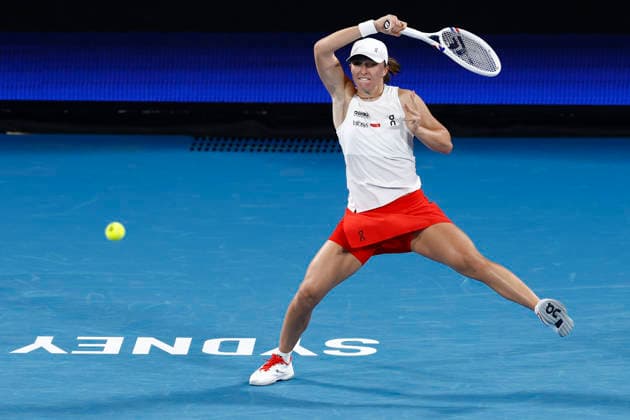 TENNIS UNITED CUP SYDNEY, Iga Swiatek of team Poland plays a forehand in her Group F singles match against Eva Lys of Team Germany during day four of the 2026 United Cup at Ken Rosewall Arena in Sydney, Monday, January 5, 2026. ( NO ARCHIVING, EDITORIAL USE ONLY SYDNEY NEW SOUTH WALES AUSTRALIA  Copyright: xMARKxEVANSx 20260105130100245412
