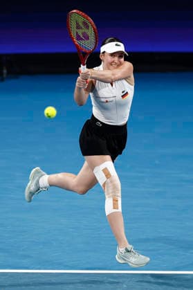 TENNIS UNITED CUP SYDNEY, Eva Lys of Team Germany plays a backhand in her Group F singles match against Iga Swiatek of team Poland during day four of the 2026 United Cup at Ken Rosewall Arena in Sydney, Monday, January 5, 2026. ( NO ARCHIVING, EDITORIAL USE ONLY SYDNEY NEW SOUTH WALES AUSTRALIA  Copyright: xMARKxEVANSx 20260105196557496284