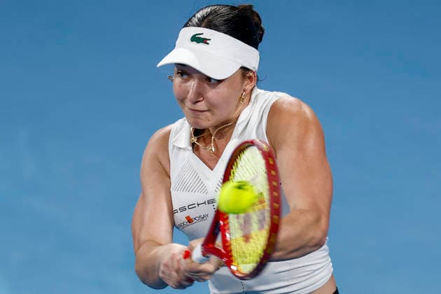 TENNIS UNITED CUP SYDNEY, Eva Lys of Team Germany plays a backhand in her Group F singles match against Iga Swiatek of team Poland during day four of the 2026 United Cup at Ken Rosewall Arena in Sydney, Monday, January 5, 2026. ( NO ARCHIVING, EDITORIAL USE ONLY SYDNEY NEW SOUTH WALES AUSTRALIA  Copyright: xMARKxEVANSx 20260105118710239785