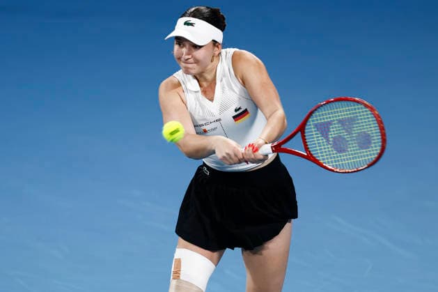 TENNIS UNITED CUP SYDNEY, Eva Lys of Team Germany plays a backhand in her Group F singles match against Iga Swiatek of team Poland during day four of the 2026 United Cup at Ken Rosewall Arena in Sydney, Monday, January 5, 2026. ( NO ARCHIVING, EDITORIAL USE ONLY SYDNEY NEW SOUTH WALES AUSTRALIA  Copyright: xMARKxEVANSx 20260105122255840735
