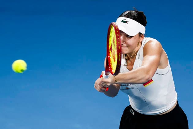 TENNIS UNITED CUP SYDNEY, Eva Lys of Team Germany plays a backhand in her Group F singles match against Iga Swiatek of team Poland during day four of the 2026 United Cup at Ken Rosewall Arena in Sydney, Monday, January 5, 2026. ( NO ARCHIVING, EDITORIAL USE ONLY SYDNEY NEW SOUTH WALES AUSTRALIA  Copyright: xMARKxEVANSx 20260105171721525385