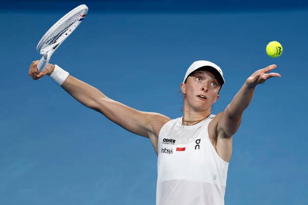 TENNIS UNITED CUP SYDNEY, Iga Swiatek of team Poland serves in her Group F singles match against Eva Lys of Team Germany during day four of the 2026 United Cup at Ken Rosewall Arena in Sydney, Monday, January 5, 2026. ( NO ARCHIVING, EDITORIAL USE ONLY SYDNEY NEW SOUTH WALES AUSTRALIA  Copyright: xMARKxEVANSx 20260105195554512982