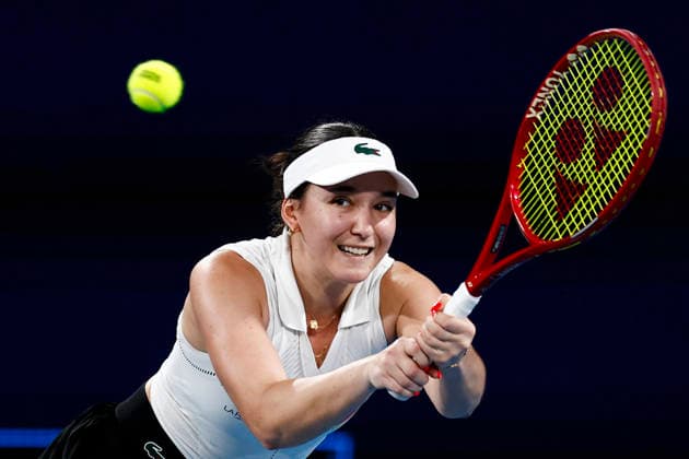 TENNIS UNITED CUP SYDNEY, Eva Lys of Team Germany plays a backhand in her Group F singles match against Iga Swiatek of team Poland during day four of the 2026 United Cup at Ken Rosewall Arena in Sydney, Monday, January 5, 2026. ( NO ARCHIVING, EDITORIAL USE ONLY SYDNEY NEW SOUTH WALES AUSTRALIA  Copyright: xMARKxEVANSx 20260105189490903217
