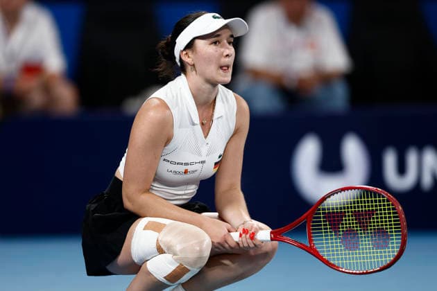 TENNIS UNITED CUP SYDNEY, Eva Lys of Team Germany squats in her Group F singles match against Iga Swiatek of team Poland during day four of the 2026 United Cup at Ken Rosewall Arena in Sydney, Monday, January 5, 2026. ( NO ARCHIVING, EDITORIAL USE ONLY SYDNEY NEW SOUTH WALES AUSTRALIA  Copyright: xMARKxEVANSx 20260105193792207829