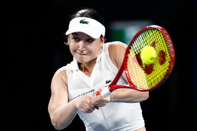 TENNIS UNITED CUP SYDNEY, Eva Lys of Team Germany plays a backhand in her Group F singles match against Iga Swiatek of team Poland during day four of the 2026 United Cup at Ken Rosewall Arena in Sydney, Monday, January 5, 2026. ( NO ARCHIVING, EDITORIAL USE ONLY SYDNEY NEW SOUTH WALES AUSTRALIA  Copyright: xMARKxEVANSx 20260105130864964063