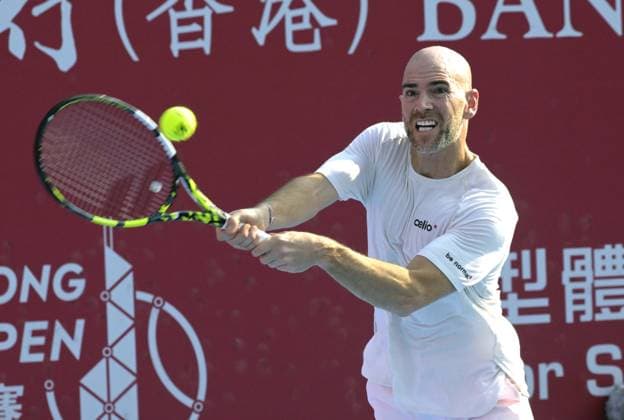 (260105) -- HONG KONG, Jan. 5, 2026 -- Adrian Mannarino hits a return during the men s singles round of 32 match between Marin Cilic of Croatia and Adrian Mannarino of France at the ATP, Tennis Herren Hong Kong Open tennis tournament in Hong Kong, China, Jan. 5, 2026. ) (SP)CHINA-HONG KONG-TENNIS-ATP HONG KONG OPEN (CN) LoxPingxFai 