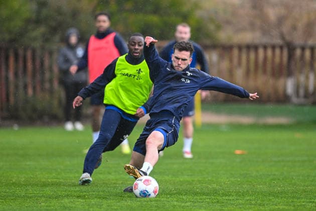 Sergio Lopez SV Darmstadt 1898, 02 on the ball, behind him Merveille Papela SV Darmstadt 1898, 21 , ESP, SV Darmstadt 98, Football, 2 Bundesliga, training camp in El Saler, 2 day, 05 01 2026 ESP, SV Darmstadt 98, Football, 2 Bundesliga, training camp in El Saler, 2 day El Saler Copyright: xEibner-Pressefoto FlorianxWiegandx EP_FWD