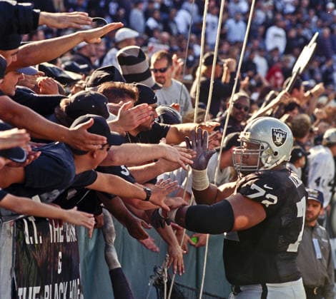 December 19, 1999 - Oakland, California, U.S - Oakland Raiders vs. Tampa Bay Buccaneers at Oakland Alameda County Coliseum Sunday, December 19, 1999. Raiders beat Buccaneers 45-0. Oakland Raiders tackle Lincoln Kennedy (72) greets the Black Hole. Copyright: xAlxGolubx