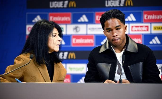 Présentation joueur OL Endrick PHOTOPQR LE PROGRES Stéphane GUIOCHON - Décines-Charpieu 05 01 2026 - Présentation joueur OL Endrick -A Décines au Groupama Training Center présentation de la recrue de l OL venue du Real Madrid, le brésilien Endrick ici avec la traductrice et personne qui s occupe des joueurs à l OL Isabelle Dias - Décines-Charpieu – January 5, 2026 OL player presentation: Endrick In Décines at the Groupama Training Center, presentation of Olympique Lyonnais’ new signing from Real Madrid, the Brazilian forward Endrick. Décines-Charpieu Rhône Rhône-Alpes France  Copyright: xPHOTOPQR LExPROGRES MAXPPPxStéphanexGUIOCHONx 20260105LPL0191 20260105LPL0191