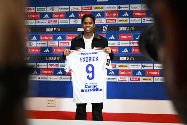 Olympique Lyonnais™ Brazilian Endrick poses with his jersey as he takes part in his official presentation press conference, PK, Pressekonferenz at the OL training centre in Lyon, Olympique Lyonnais™ Brazilian Endrick poses with his jersey as he takes part in his official presentation press conference at the OL training centre in Lyon, France, on January 5, 2026. LYONFrance  Copyright: xMouradxAllilix