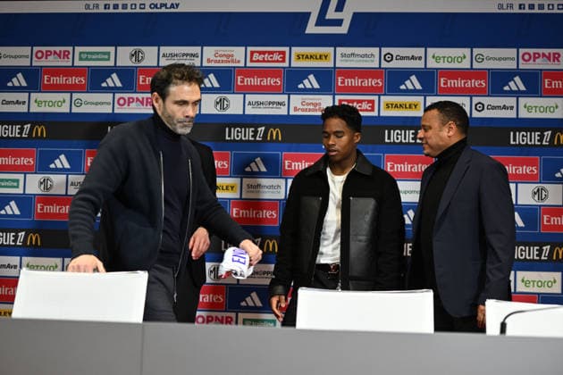 Olympique Lyonnais™ Brazilian Endrick poses with his jersey as he takes part in his official presentation press conference, PK, Pressekonferenz at the OL training centre in Lyon, Olympique Lyonnais™ Brazilian Endrick poses with his jersey as he takes part in his official presentation press conference at the OL training centre in Lyon, France, on January 5, 2026. LYONFrance  Copyright: xMouradxAllilix