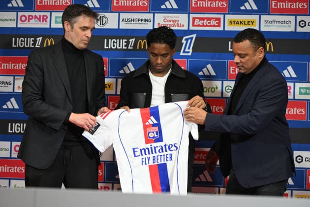 Michael GERLINGER, Mathieu LOUIS-JEAN sports director of Lyon AND Brazilian Endrick poses with his jersey as he takes part in his official presentation press conference, PK, Pressekonferenz Michael GERLINGER, Mathieu LOUIS-JEAN sports director of Lyon AND Brazilian Endrick poses with his jersey as he takes part in his official presentation press conference at the OL training centre in Lyon, France, on January 5, 2026. LYONFrance  Copyright: xMouradxAllilix