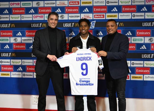 Michael GERLINGER, Mathieu LOUIS-JEAN sports director of Lyon AND Brazilian Endrick poses with his jersey as he takes part in his official presentation press conference, PK, Pressekonferenz Michael GERLINGER, Mathieu LOUIS-JEAN sports director of Lyon AND Brazilian Endrick poses with his jersey as he takes part in his official presentation press conference at the OL training centre in Lyon, France, on January 5, 2026. LYONFrance  Copyright: xMouradxAllilix