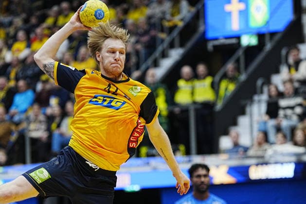 JÖNKÖPING, SWEDEN 20260105 Sweden s Eric Johansson against Brazil s Vinicios Carvalho and Edney Oliveira during Monday s international handball training match between Sweden and Brazil at Husqvarna Garden JÖNKÖPING SWEDEN x9200x  Copyright: xBjörnxLarssonxRosvall TTx HANDBALL SWEDEN-BRAZIL