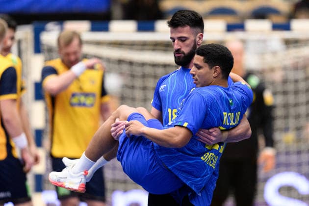 260105 Guilherme Miguel Laranjeiro Torriani and Marcos Antonio da Silva of Brazil with an injury during the international friendly between Sweden and Brazil on January 5, 2026 in Jönköping Photo Carl Sandin BILDBYRAN code CS CS0829 handball handboll handball international friendly sverige sweden brasilien bbeng  Copyright: CARLxSANDIN BB260105CS009
