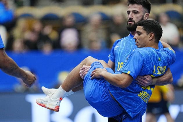 JÖNKÖPING, SWEDEN 20260105 Brazils Marcos Antonio da Silva is injured and is carried out by Guilherme Torriani during the friendly handball match between Sweden and Brazil at Husqvarna Garden, Jonkoping, Sweden, January 05, 2025 JÖNKÖPING SWEDEN x9200x  Copyright: xBjörnxLarssonxRosvall TTx HANDBALL SWEDEN-BRAZIL
