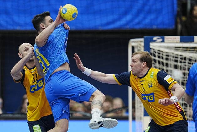 JÖNKÖPING, SWEDEN 20260105 Brazil s Denys Barros against Sweden s Lukas Sandell and Max Darj during the friendly handball match between Sweden and Brazil at Husqvarna Garden, Jonkoping, Sweden, January 05, 2025 JÖNKÖPING SWEDEN x9200x  Copyright: xBjörnxLarssonxRosvall TTx HANDBALL SWEDEN-BRAZIL