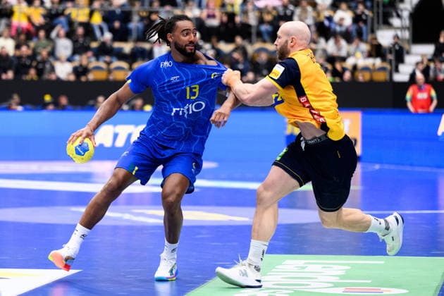 260105 Rogerio Moraes Ferreira of Brazil and Oscar Bergendahl of Sweden during the international friendly between Sweden and Brazil on January 5, 2026 in Jönköping Photo Carl Sandin BILDBYRAN code CS CS0829 handball handboll handball international friendly sverige sweden brasilien bbeng  Copyright: CARLxSANDIN BB260105CS019