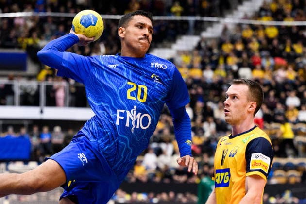 260105 Gustavo Andrade da Silva of Brazil and Felix Claar of Sweden during the international friendly between Sweden and Brazil on January 5, 2026 in Jönköping Photo Carl Sandin BILDBYRAN kod CS CS0829 handball handboll handball international friendly sverige sweden brasilien bbeng  Copyright: CARLxSANDIN BB260105CS020