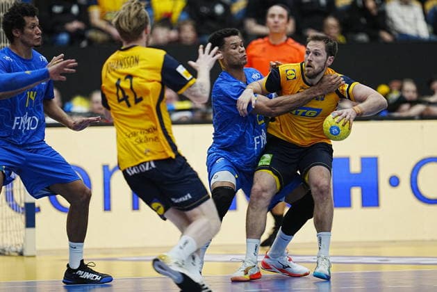 JÖNKÖPING, SWEDEN 20260105 Sweden s Albin Lagergren and Brazil s Edney Oliveira left during the friendly handball match between Sweden and Brazil at Husqvarna Garden, Jonkoping, Sweden, January 05, 2025 JÖNKÖPING SWEDEN x9200x  Copyright: xBjörnxLarssonxRosvall TTx HANDBALL SWEDEN-BRAZIL
