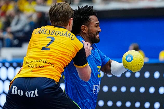 JÖNKÖPING, SWEDEN 20260105 Brazil s Vinicios Carvalho and Sweden s Jonathan Carlsbogard during the friendly handball match between Sweden and Brazil at Husqvarna Garden, Jonkoping, Sweden, January 05, 2025 JÖNKÖPING SWEDEN x9200x  Copyright: xBjörnxLarssonxRosvall TTx HANDBALL SWEDEN-BRAZIL