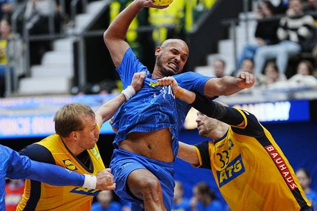 JÖNKÖPING, SWEDEN 20260105 Brazils Tarcisio Freitas against Swedens Max Darj and Lukas Sandell during Mondays handball training match between Sweden and Brazil at Husqvarna Garden JÖNKÖPING, SWEDEN x9200x  Copyright: xBjörnxLarssonxRosvall TTx HANDBOLL SVERIGE-BRASILIEN