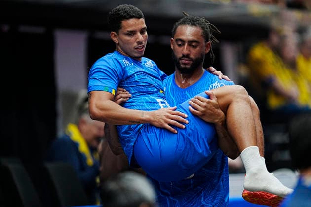 JÖNKÖPING, SVERIGE 20260105 Brasiliens Marcos Antonio da Silva är skadad och bärs ut av Bryan Monte under mandagens träningslandskampen i handboll mellan Sverige och Brasilien i Husqvarna Garden. JÖNKÖPING SVERIGE x9200x *** JÖNKÖPING, SWEDEN 20260105 Brazils Marcos Antonio da Silva is injured and is carried out by Bryan Monte during Mondays national handball training match between Sweden and Brazil at Husqvarna Garden JÖNKÖPING SWEDEN x9200x  Copyright: xBjörnxLarssonxRosvall TTx HANDBOLL SVERIGE-BRASILIEN