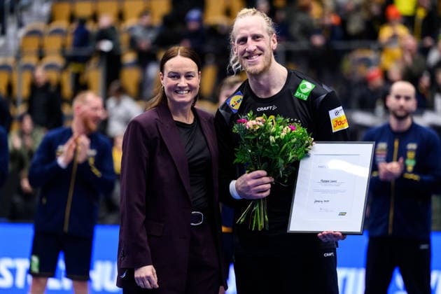 260105 Goalkeeper Mikael Apelgren of Sweden is awarded player of the match after the international friendly between Sweden and Brazil on January 5, 2026 in Jönköping Photo Carl Sandin BILDBYRAN kod CS CS0829 handball handboll handball international friendly sverige sweden brasilien bbeng  Copyright: CARLxSANDIN BB260105CS031