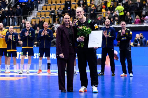 260105 Goalkeeper Mikael Apelgren of Sweden is awarded player of the match after the international friendly between Sweden and Brazil on January 5, 2026 in Jönköping Photo Carl Sandin BILDBYRAN kod CS CS0829 handball handboll handball international friendly sverige sweden brasilien bbeng  Copyright: CARLxSANDIN BB260105CS032