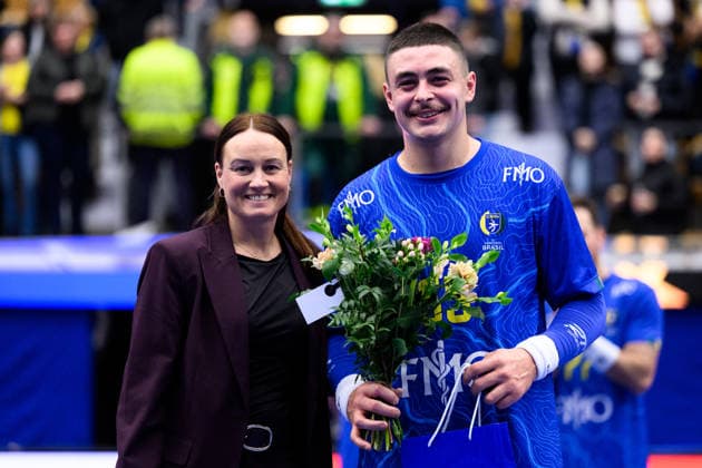260105 Guilherme Borges Moraes Silva of Brazil is awarded player of the match after the international friendly between Sweden and Brazil on January 5, 2026 in Jönköping Photo Carl Sandin BILDBYRAN code CS CS0829 handball handboll handball international friendly sverige sweden brasilien bbeng  Copyright: CARLxSANDIN BB260105CS033