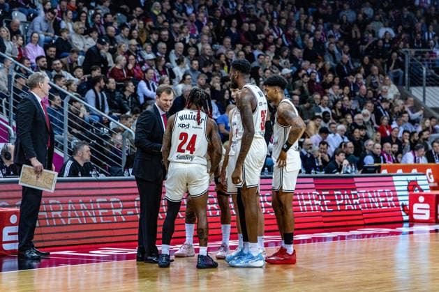 Anton Gavel BMA365 Baskets Bamberg, Head Coach gathers his players and gives instructions iTelekom Baskets Bonn vs BMA365 Baskets Bamberg, Basketball, easy Credit BBL, Matchday 14, 2025 2026, 05 01 2026 Telekom Baskets Bonn vs BMA365 Baskets Bamberg, easy Credit BBL, Matchday 14, 2025 2026, 05 01 2026 Bonn Copyright: xEibner-Pressefoto GerhardxWingenx EP_GWR