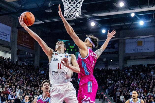 Richard Balint BMA365 Baskets Bamberg, 11 vs Michael Kessens Telekom Baskets Bonn, 06 at the basket Telekom Baskets Bonn vs BMA365 Baskets Bamberg, Basketball, easy Credit BBL, 14 Matchday, 2025 2026, 05 01 2026 Telekom Baskets Bonn vs BMA365 Baskets Bamberg, easy Credit BBL, 14 Matchday, 2025 2026, 05 01 2026 Bonn Copyright: xEibner-Pressefoto GerhardxWingenx EP_GWR