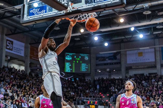 EJ Onu BMA365 Baskets Bamberg, 35 at the basket, Jeff Garrett Jr Telekom Baskets Bonn, 04 and Michael Kessens Telekom Baskets Bonn, 06 watch Telekom Baskets Bonn vs BMA365 Baskets Bamberg, Basketball, easy Credit BBL, Matchday 14, 2025 2026, 05 01 2026 Telekom Baskets Bonn vs BMA365 Baskets Bamberg, easy Credit BBL, Matchday 14, 2025 2026, 05 01 2026 Bonn Copyright: xEibner-Pressefoto GerhardxWingenx EP_GWR