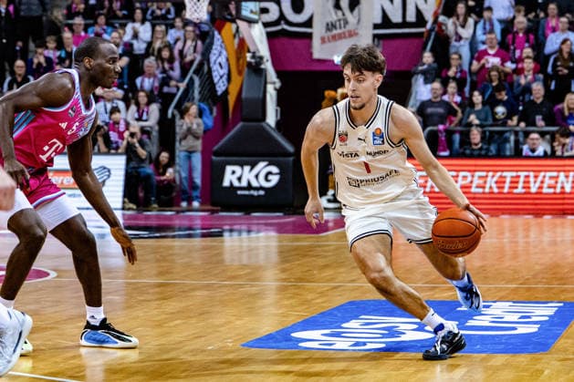 Former Bonn player Zachary Ensminger BMA365 Baskets Bamberg, 1 vs Tylan Birts Telekom Baskets Bonn, 05 Telekom Baskets Bonn vs BMA365 Baskets Bamberg, Basketball, easy Credit BBL, 14 Matchday, 2025 2026, 05 01 2026 Telekom Baskets Bonn vs BMA365 Baskets Bamberg, easy Credit BBL, 14 Matchday, 2025 2026, 05 01 2026 Bonn Copyright: xEibner-Pressefoto GerhardxWingenx EP_GWR