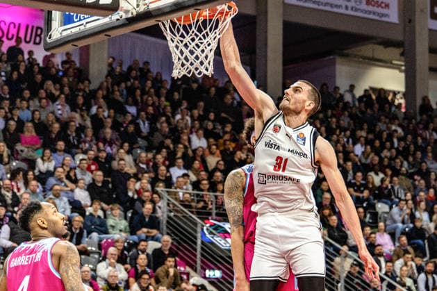 Daniel Keppeler BMA365 Baskets Bamberg, 31 puts the ball in the basket, Jeff Garrett Jr Telekom Baskets Bonn, 04 looks on Telekom Baskets Bonn vs BMA365 Baskets Bamberg, Basketball, easy Credit BBL, 14 Matchday, 2025 2026, 05 01 2026 Telekom Baskets Bonn vs BMA365 Baskets Bamberg, easy Credit BBL, 14 Matchday, 2025 2026, 05 01 2026 Bonn Copyright: xEibner-Pressefoto GerhardxWingenx EP_GWR
