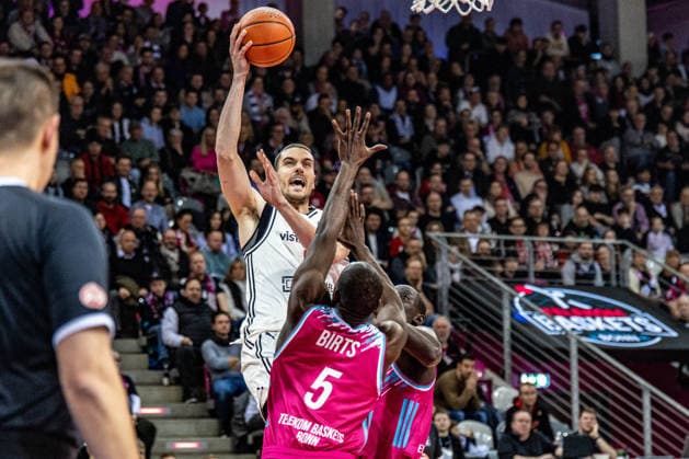 Daniel Keppeler BMA365 Baskets Bamberg, 31 jumps up at the basket, Tylan Birts Telekom Baskets Bonn, 05 Telekom Baskets Bonn vs BMA365 Baskets Bamberg, Basketball, easy Credit BBL, 14 Matchday, 2025 2026, 05 01 2026 Telekom Baskets Bonn vs BMA365 Baskets Bamberg, easy Credit BBL, 14 Matchday, 2025 2026, 05 01 2026 Bonn Copyright: xEibner-Pressefoto GerhardxWingenx EP_GWR