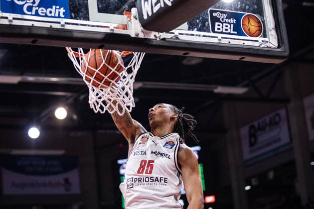 easyCredit Basketball Bundesliga, Telekom Baskets Bonn vs BMA 365 Bamberg Baskets, 05 01 2026 Austin Crowley BAMBERG BASKETS 85 stuffs the ball in easyCredit Basketball Bundesliga, Telekom Baskets Bonn vs BMA 365 Bamberg Baskets, 05 01 2026, Telekom Dome Bonn Copyright: xBEAUTIFULxSPORTS Derixx