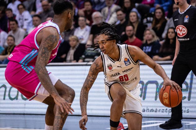 easyCredit Basketball Bundesliga, Telekom Baskets Bonn vs BMA 365 Bamberg Baskets, 05 01 2026 Austin Crowley BAMBERG BASKETS 85 and Jeff Garrett Jr Telekom Baskets Bonn 4 easyCredit Basketball Bundesliga, Telekom Baskets Bonn vs BMA 365 Bamberg Baskets, 05 01 2026, Telekom Dome Bonn Copyright: xBEAUTIFULxSPORTS Derixx