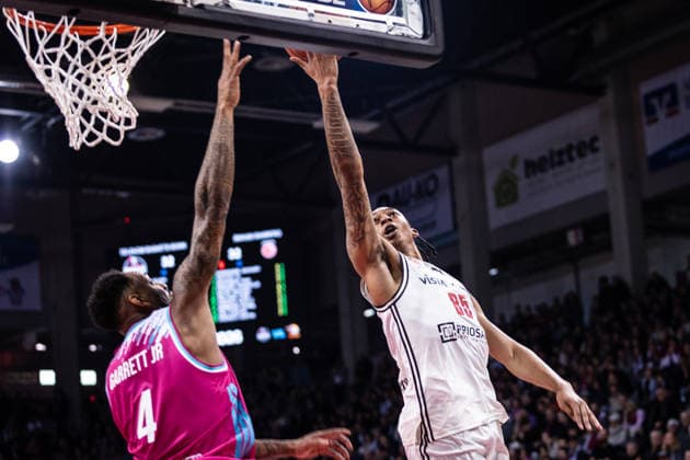 easyCredit Basketball Bundesliga, Telekom Baskets Bonn vs BMA 365 Bamberg Baskets, 05 01 2026 Austin Crowley BAMBERG BASKETS 85 vs Jeff Garrett Jr Telekom Baskets Bonn 4 easyCredit Basketball Bundesliga, Telekom Baskets Bonn vs BMA 365 Bamberg Baskets, 05 01 2026, Telekom Dome Bonn Copyright: xBEAUTIFULxSPORTS Derixx