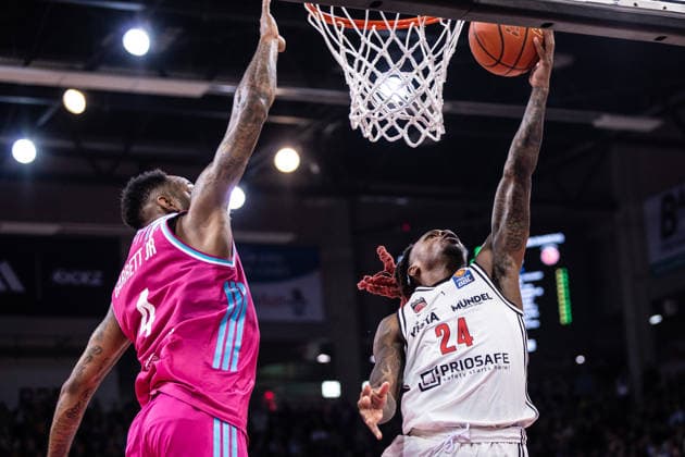 easyCredit Basketball Bundesliga, Telekom Baskets Bonn vs BMA 365 Bamberg Baskets, 05 01 2026 Cobe Williams BAMBERG BASKETS 24 vs Jeff Garrett Jr Telekom Baskets Bonn 4 easyCredit Basketball Bundesliga, Telekom Baskets Bonn vs BMA 365 Bamberg Baskets, 05 01 2026, Telekom Dome Bonn Copyright: xBEAUTIFULxSPORTS Derixx