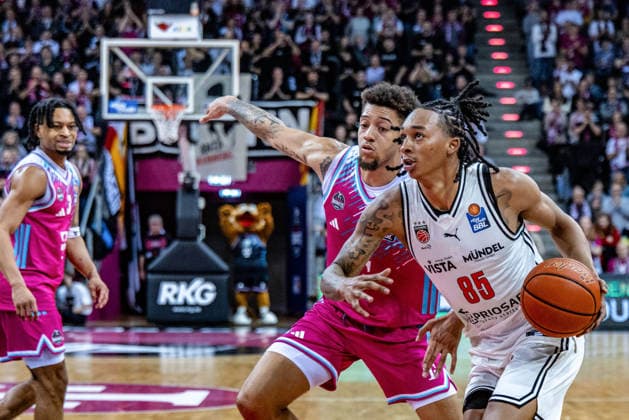 Austin Matthew Crowley BMA365 Baskets Bamberg, 85 vs Jeff Garrett Jr Telekom Baskets Bonn, 04 Telekom Baskets Bonn vs BMA365 Baskets Bamberg, Basketball, easy Credit BBL, 14 Matchday, 2025 2026, 05 01 2026 Telekom Baskets Bonn vs BMA365 Baskets Bamberg, easy Credit BBL, 14 Matchday, 2025 2026, 05 01 2026 Bonn Copyright: xEibner-Pressefoto GerhardxWingenx EP_GWR