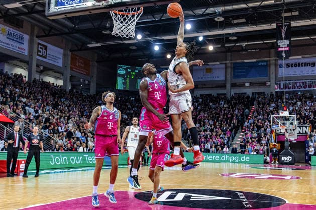 EJ Onu BMA365 Baskets Bamberg, 35 vs Michael Kessens Telekom Baskets Bonn, 06 , Tylan Birts Telekom Baskets Bonn, 05 Telekom Baskets Bonn vs BMA365 Baskets Bamberg, Basketball, easy Credit BBL, 14 Matchday, 2025 2026, 05 01 2026 Telekom Baskets Bonn vs BMA365 Baskets Bamberg, easy Credit BBL, 14 Matchday, 2025 2026, 05 01 2026 Bonn Copyright: xEibner-Pressefoto GerhardxWingenx EP_GWR
