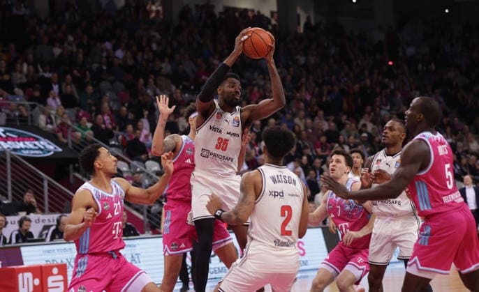 Ejiofor Onu Bamberg on the ball with f l Joel Aminu Bonn , Michael Kessens Bonn , Grayson Murphy Bonn , Telekom Baskets Bonn vs Bamberg Baskets, easyCredit BBL, Matchday 14, Bonn, 05 01 2026