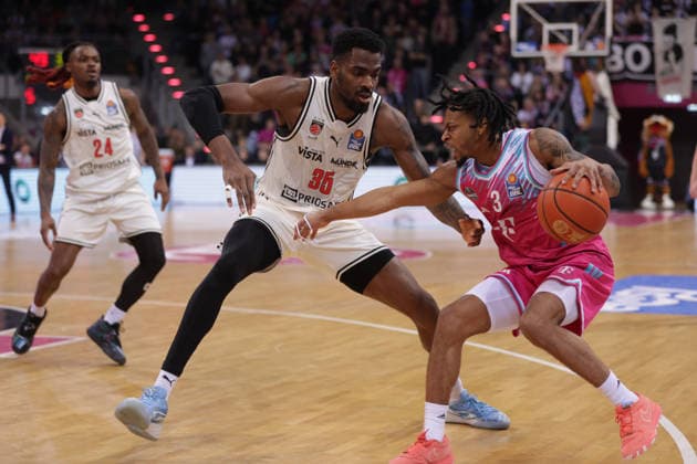 Zach Cooks Bonn on the ball against Ejiofor Onu Bamberg , Telekom Baskets Bonn vs Bamberg Baskets, easyCredit BBL, Matchday 14, Bonn, 05 01 2026