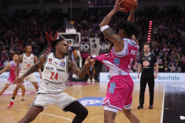 Cobe Williams Bamberg, L pulls on Zach Cooks Bonn , Telekom Baskets Bonn vs Bamberg Baskets, easyCredit BBL, Matchday 14, Bonn, 05 01 2026