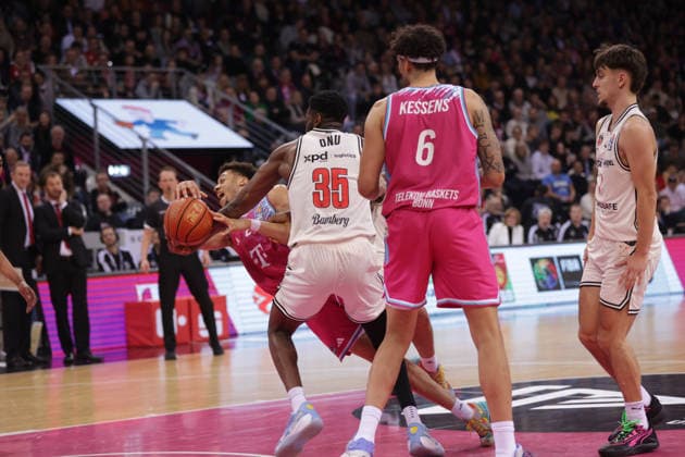 Alijah Comithier Bonn, L against Ejiofor Onu Bamberg , Telekom Baskets Bonn vs Bamberg Baskets, easyCredit BBL, Matchday 14, Bonn, 05 01 2026