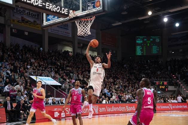 Demonia Demarcus 8 Bamberg Baskets with a dunk move on matchday 14 of the EasyCredit BBL in Bonn Demonia Demarcus 8 Bamberg Baskets with a dunk move Copyright: xFeyzullahxGökalp feyzofsportsx