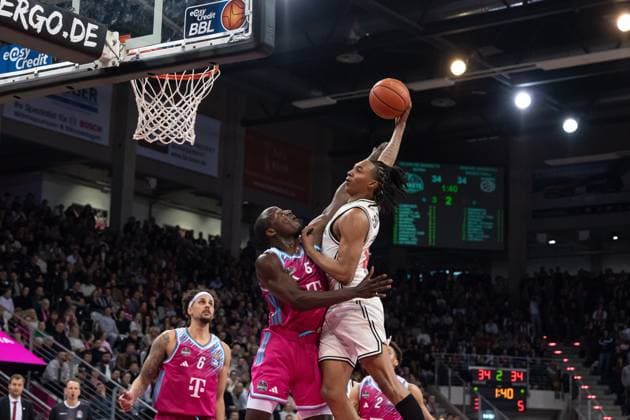 Game action with Austin Crowley 85 Bamberg Baskets with dunk attempt at the basket against Tylan Birts 5, Telekom Baskets Bonn on matchday 14 of the EasyCredit BBL in Bonn Game action with Austin Crowley 85 Bamberg Baskets with dunk attempt at the basket against Tylan Birts 5, Telekom Baskets Bonn Copyright: xFeyzullahxGökalp feyzofsportsx