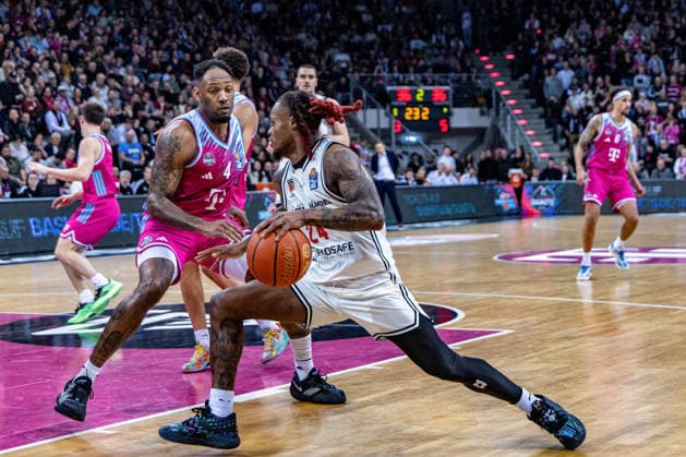 Cobe Williams BMA365 Baskets Bamberg, 24 vs Jeff Garrett Jr Telekom Baskets Bonn, 04 Telekom Baskets Bonn vs BMA365 Baskets Bamberg, Basketball, easy Credit BBL, 14 Matchday, 2025 2026, 05 01 2026 Telekom Baskets Bonn vs BMA365 Baskets Bamberg, easy Credit BBL, 14 Matchday, 2025 2026, 05 01 2026 Bonn Copyright: xEibner-Pressefoto GerhardxWingenx EP_GWR